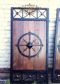 Ворота с деревом